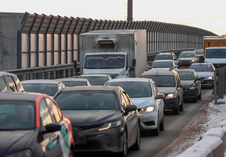 Сотни автомобилей стоят в многокилометровой пробке при подъезде к Крымскому мосту