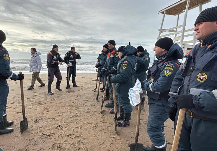 Спасатели и волонтёры чистят кубанские пляжи от мазута после крушения танкеров в Керченском проливе