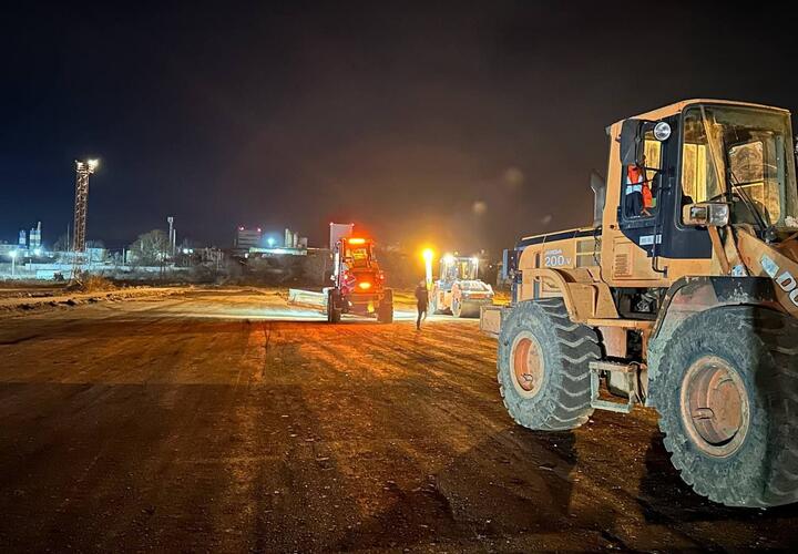  В Анапе люди перекрыли путь грузовикам с мазутом