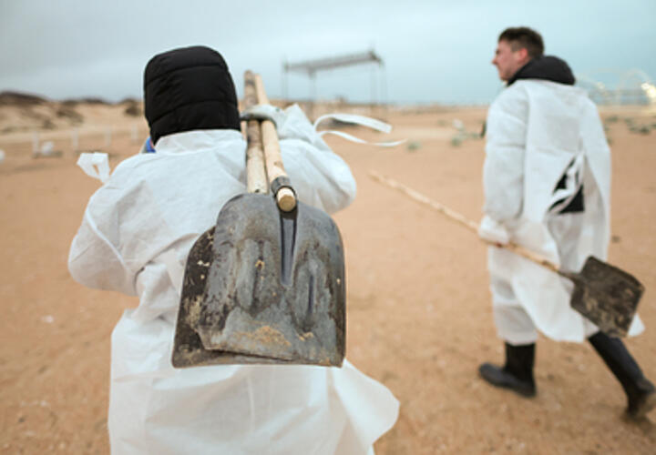 В Крыму ввели режим ЧС в связи с разливом нефтепродуктов в Черном море