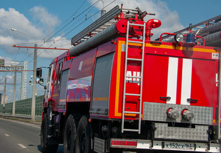 В Сочи горит пятиэтажка, на место прибывают пожарные расчеты