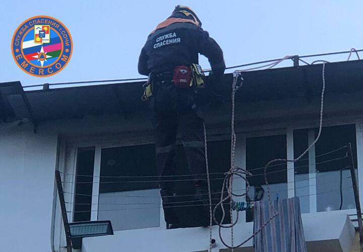 В Сочи полуторагодовалый мальчик закрылся в квартире, когда его бабушка на минуту вышла