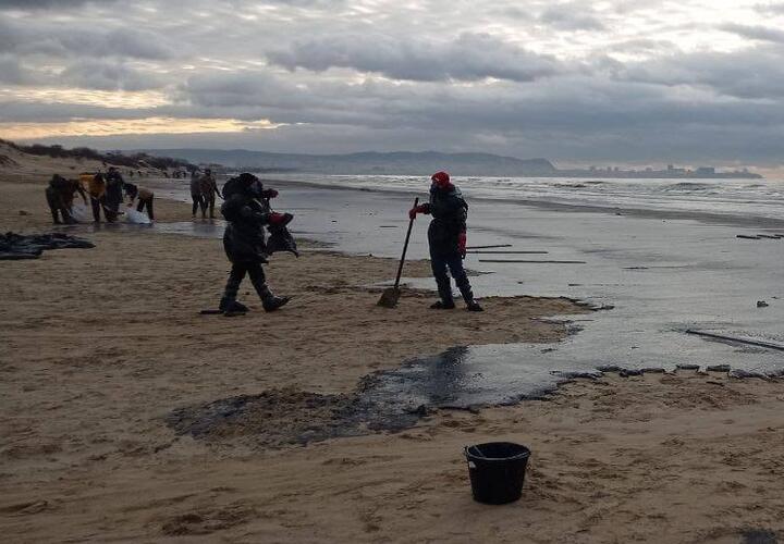 Волонтеры из Сибири отравились на анапском пляже парами нефтепродуктов 