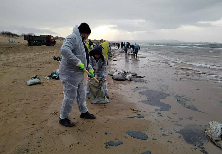 Все сначала: в Анапе на берег штормом вновь выбросило тонны мазута