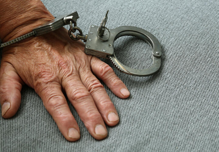 Баллончик с газом и дубинка: станичник напал на полицейских в Краснодарском крае