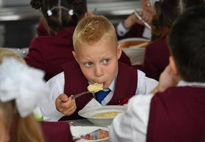 Детей-льготников в кубанской школе кормят кашей с насекомыми