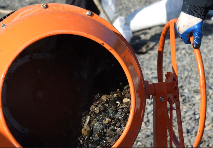 «Это как мыть грязную посуду на кухне»: в Анапе придумали, как оттереть пляжную гальку от мазута 