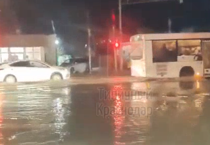 Фекальные реки растеклись по Московскому микрорайону Краснодара