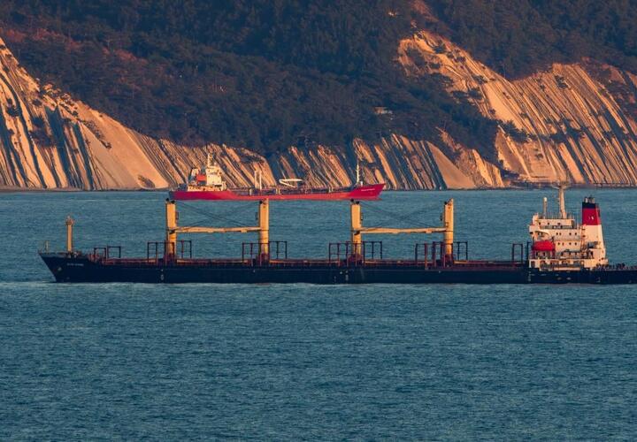 И снова здравствуйте: сухогруз Blue Shark, севший на мели в Анапе, замечен в Новороссийске