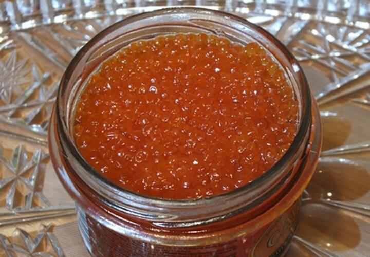 Красная икра в России стала стремительно дешеветь