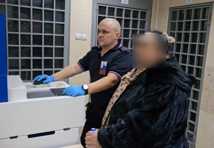 На Кубани цыганка напугала порчей 18-летнюю девушку и украла у неё деньги