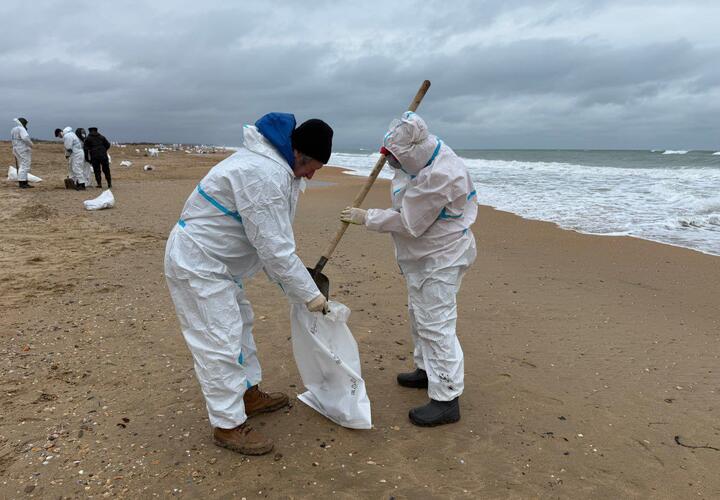 Новые выбросы мазута нашли после шторма на пляжах Анапы