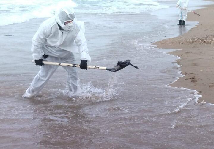 Почти 130 тысяч тонн загрязненного мазутом песка вывезено с черноморских пляжей