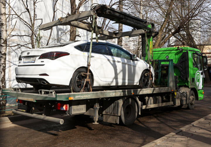 Появилось видео феерического «прыжка» в воду автомобиля в Усть-Лабинске