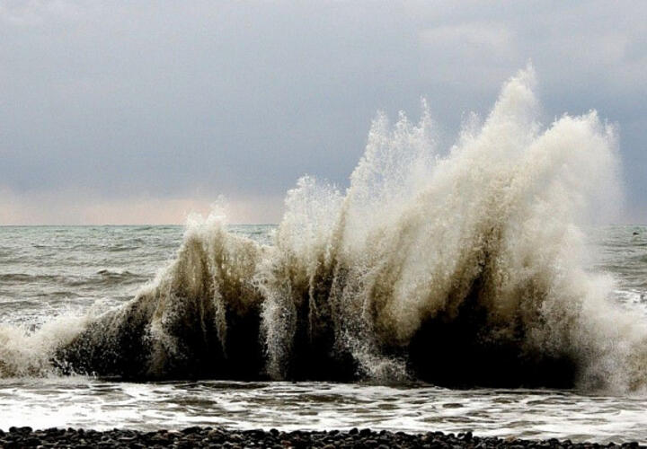 Праздничный шторм: в Сочи закрыли пляжи и искупаться в Крещение желающим не удалось