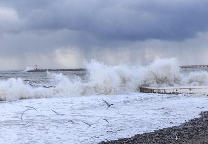 Проход к пляжам в Сочи закрыт из-за надвигающегося урагана и шторма