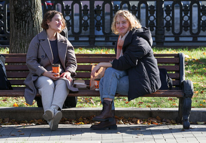 Психологи объяснили, почему женщины любят сидеть, закинув ногу на ногу