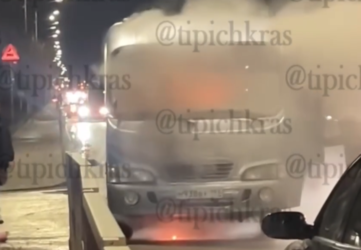 Пылает и дымит: в результате аварии загорелась маршрутка в Краснодаре