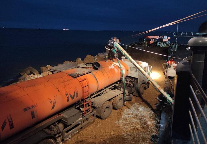 С потерпевшего крушение танкера «Волгонефть-239» откачали первые 20 тонн мазута