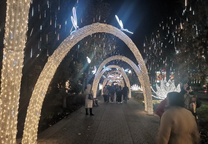 Стало известно, когда уберут иллюминацию от Сергея Галицкого на улице Красной в Краснодаре