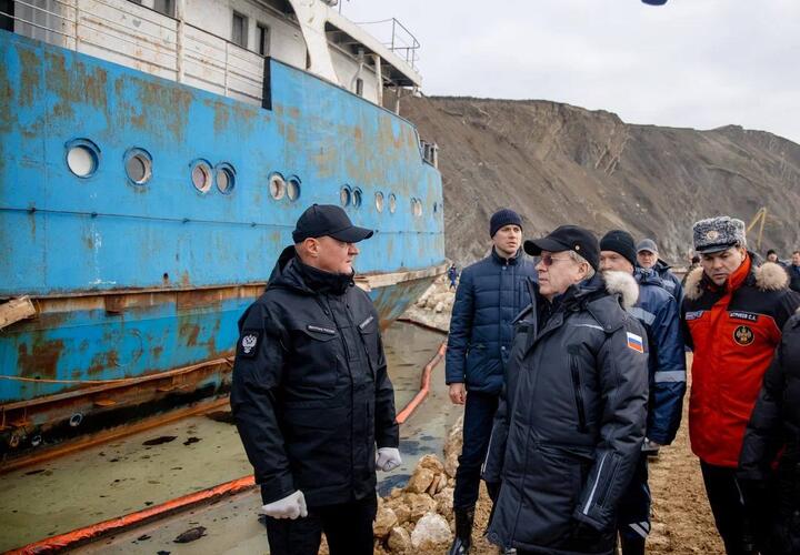 Стало известно, сколько времени надо, чтобы полностью откачать мазут из танкера «Волгонефть-239»