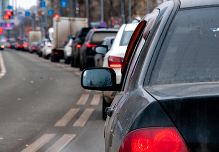 А теперь на море: трасса М-4 в направлении побережья встала в пробках, схожих с летними