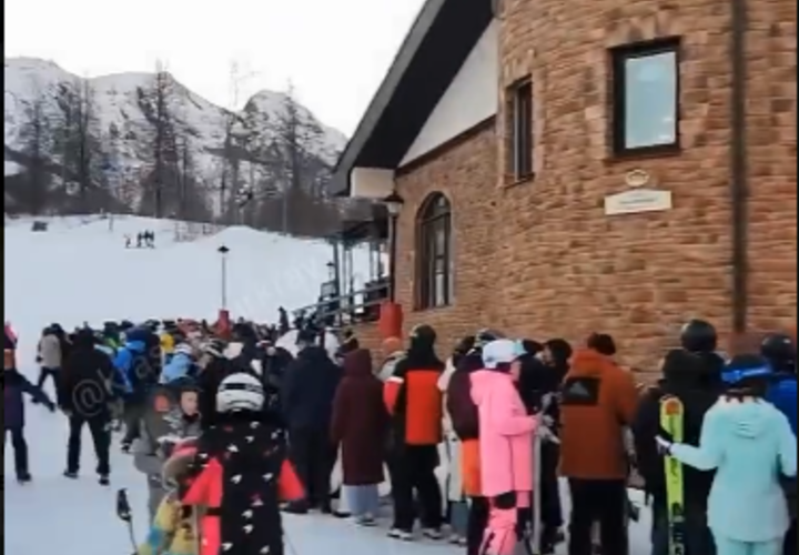 Туристы в горном кластере Сочи проводят свой отпуск в многокилометровых пробках 