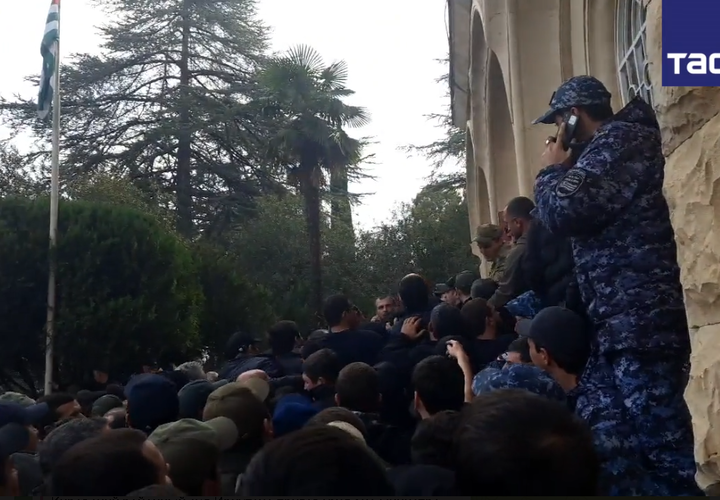 В Абхазии продолжаются акции протеста против инвестиционного соглашения с Россией 