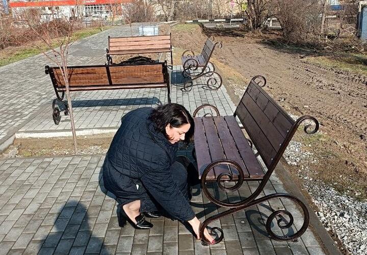 В Абрау-Дюрсо жителей возмутили лавочки на Аллеи Славы, прикрученные саморезами к плитке 