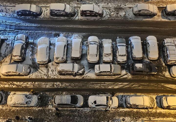 В Краснодар пришла зима: пробки 9 баллов, на термометре 0 градусов, на улицах водооткачивающая техника