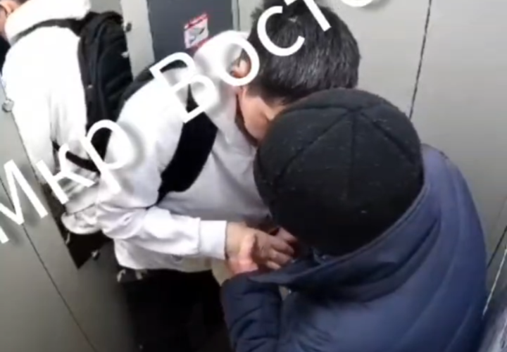 В лифте многоэтажки в Краснодаре мужчина избил пенсионера и отобрал деньги