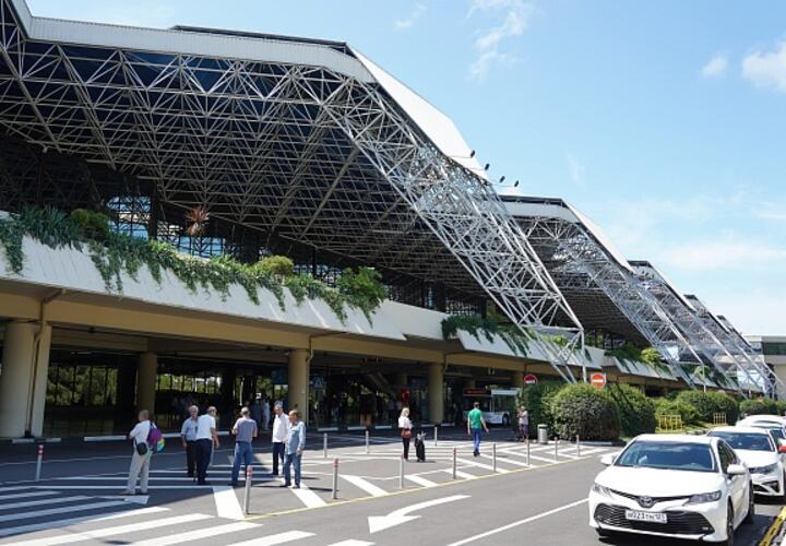 В Сочи водителей такси могут освободить от оплаты парковки у вокзалов и аэропорта
