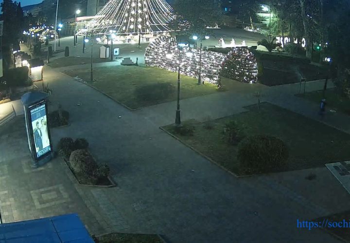 Вечный праздник: из центра Сочи и спустя месяц не убрали новогоднюю иллюминацию