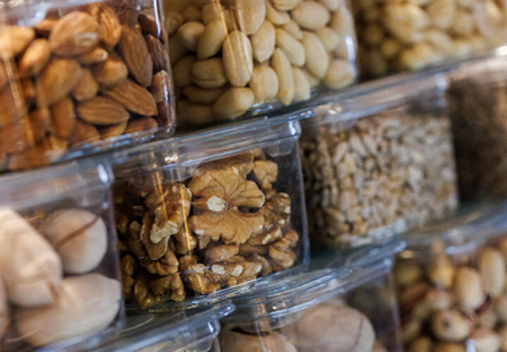Врач рассказала, кому нельзя есть орехи