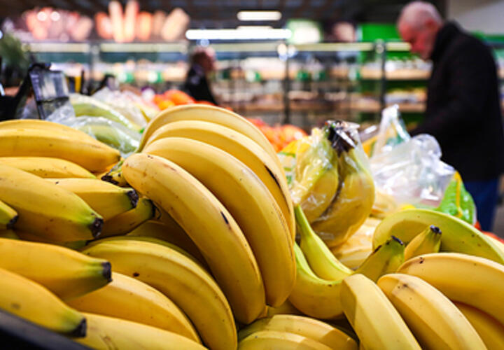 Врачи рассказали, кому нельзя есть бананы