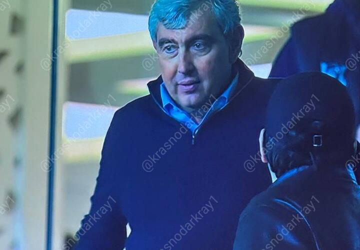 Выглядит по-другому: в сети обсуждают фото и видео Сергея Галицкого на футбольном матче ФК Краснодара против Спартака в ОАЭ