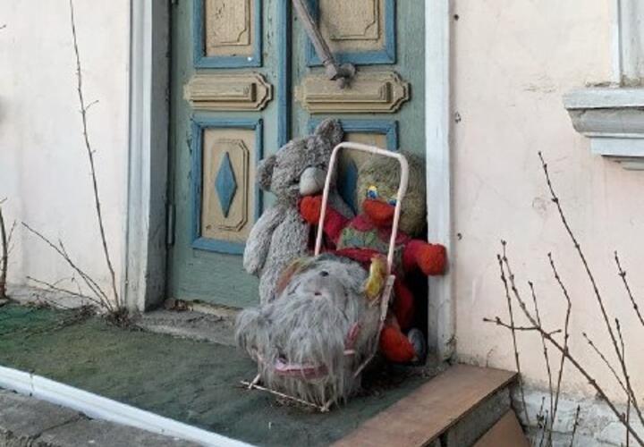 Зайцы, привинченные к забору: жительница Новороссийска устроила у себя во дворе кладбище игрушек