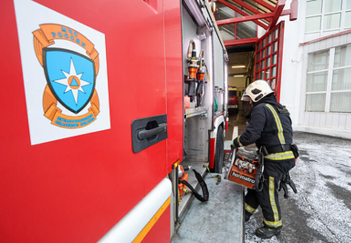 Частный дом горит в посёлке Российском в Краснодаре