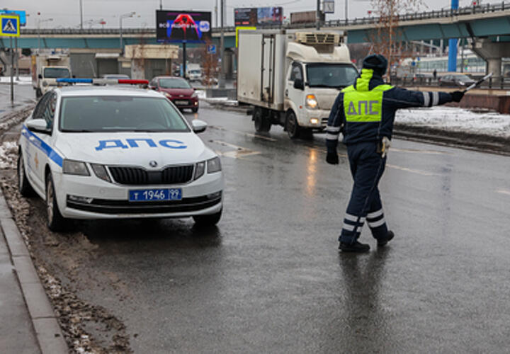 «Да ему же лет 12»: очевидцы под Анапой сняли видео с ребенком за рулем грузовика