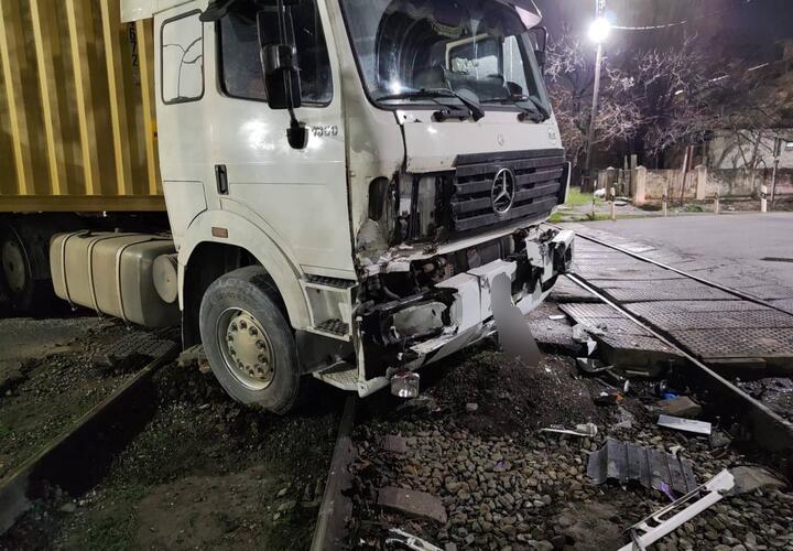 Грузовик столкнулся с поездом в Новороссийске, погиб человек
