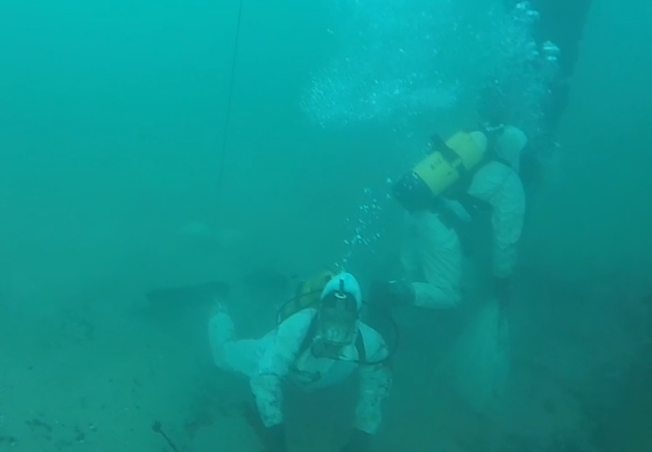 Как водолазы со дна моря собирают мазут, показали в оперштабе Кубани