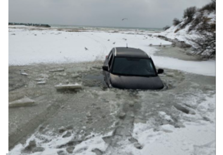 Машина ушла под воду в Анапе, инцидент снял на видео блогер
