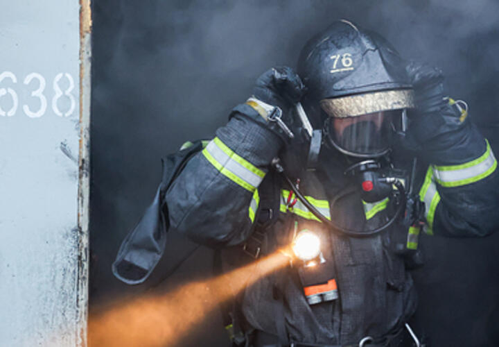 Мощный пожар охватил мебельный цех под Краснодаром