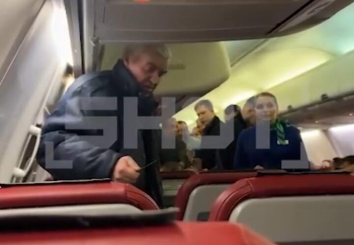 Мужчина с ножом напугал пассажиров самолёта, летевшего из Нижнего Новгорода в Сочи