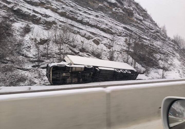 На трассе М-4 Дон между Новороссийском и Геленджиком запретили движение грузовиков 