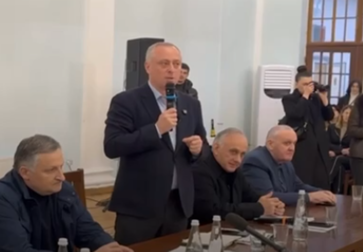 Бадра Гунба первым подписал соответствующее заявление 