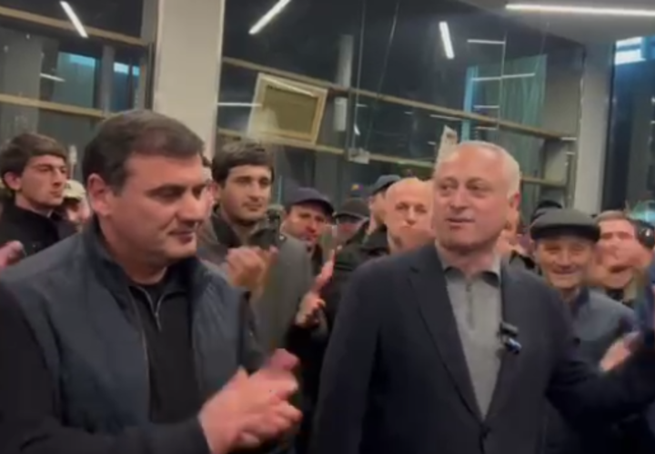 С отрывом в 11 процентов по результатам первого голосования впереди Бадра Гунба