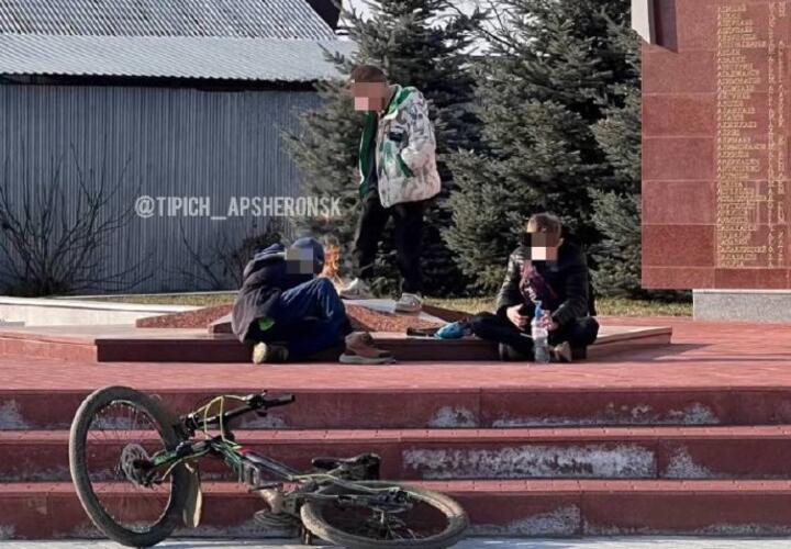 Подростки устроили пикник возле Вечного огня в Апшеронске