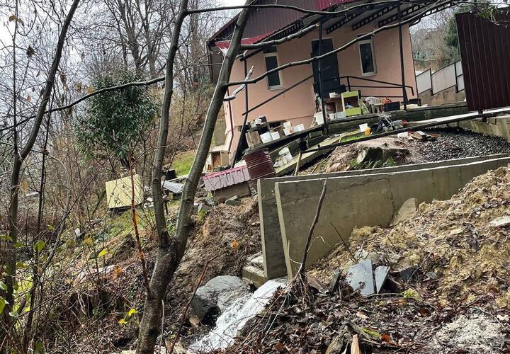 Ползет на глазах: в селе Каштаны в Сочи после незаконной стройки оползень угрожает домам местных жителей