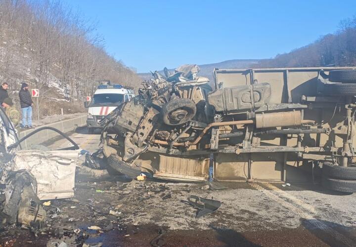 Спасателям пришлось вытаскивать из кабин двоих участников тяжелого ДТП под Горячим Ключом